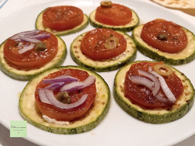 mini pizzas de abobrinha adicionar cebola