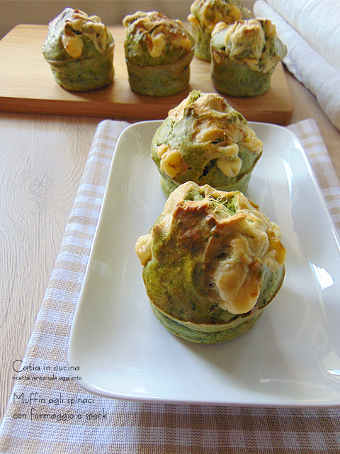 muffin de espinafre com queijo e speck