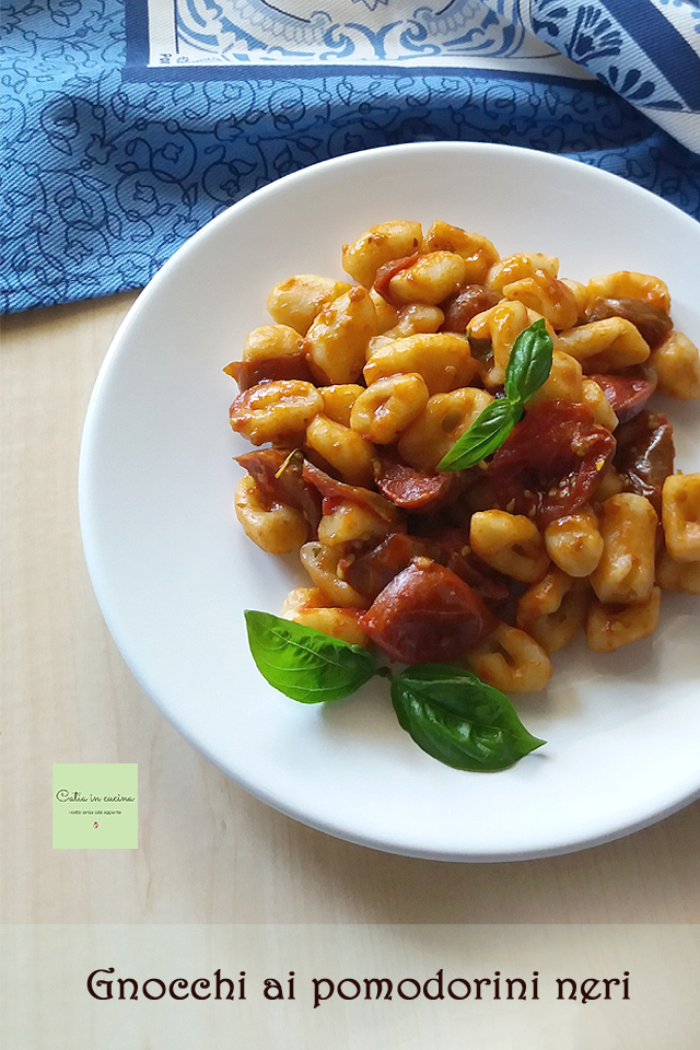 nhoque com tomatinhos pretos