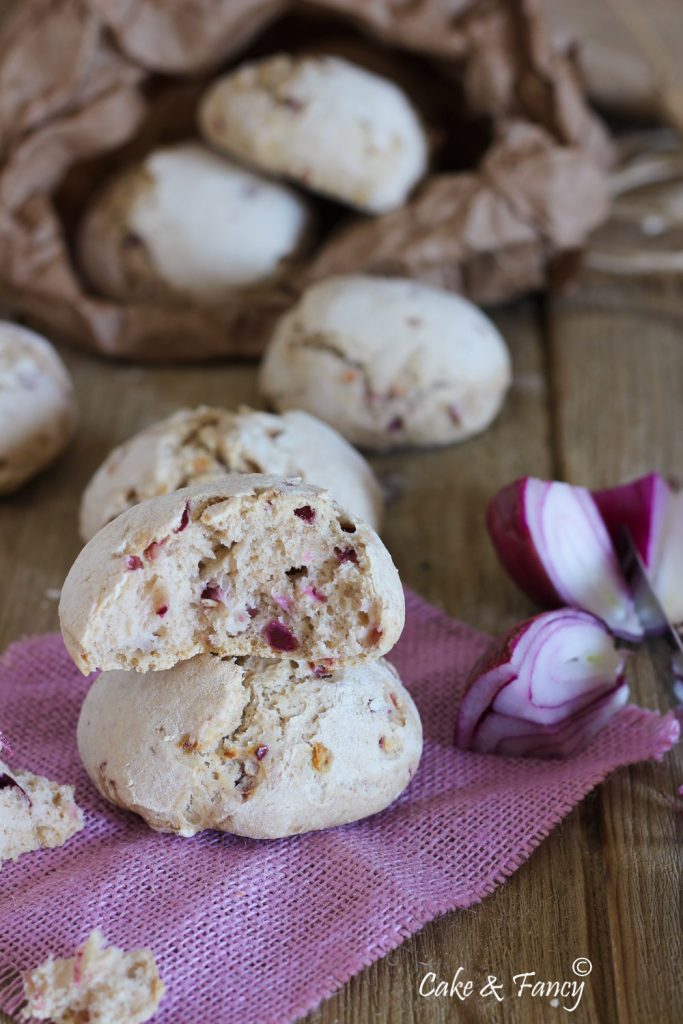 Pãezinhos de cebola roxa