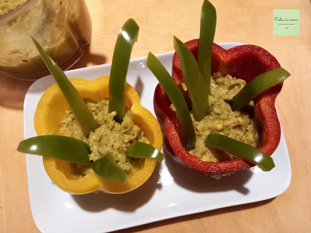 pimentões monstruosos recheados com guacamole