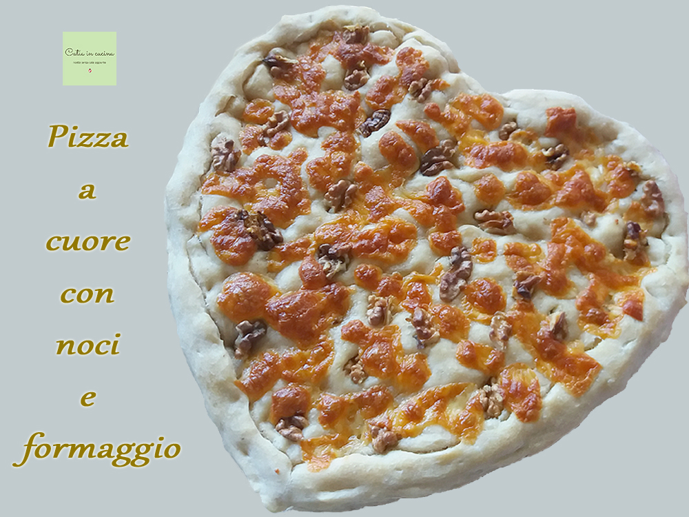 pizza em forma de coração com nozes e queijo