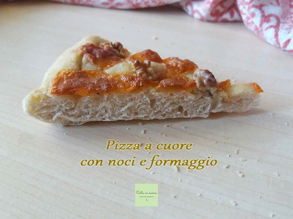 pizza em forma de coração com nozes e queijo - fatia