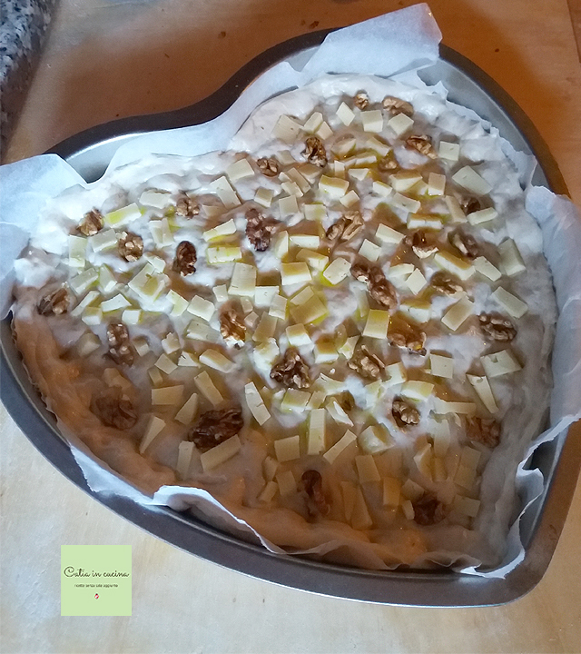 pizza em forma de coração com nozes e queijo para assar