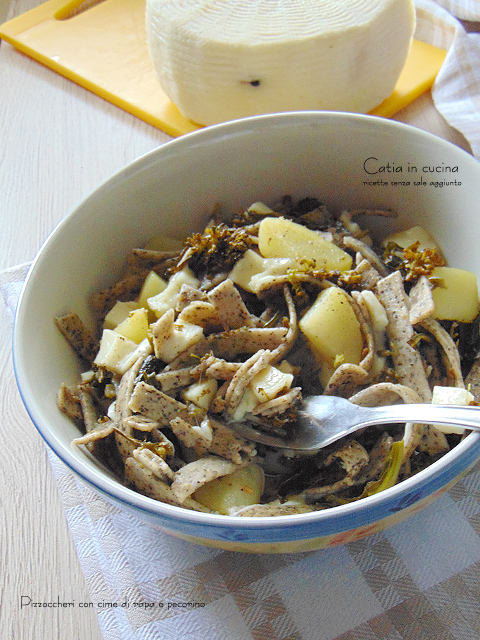 pizzoccheri com folhas de rapa e pecorino