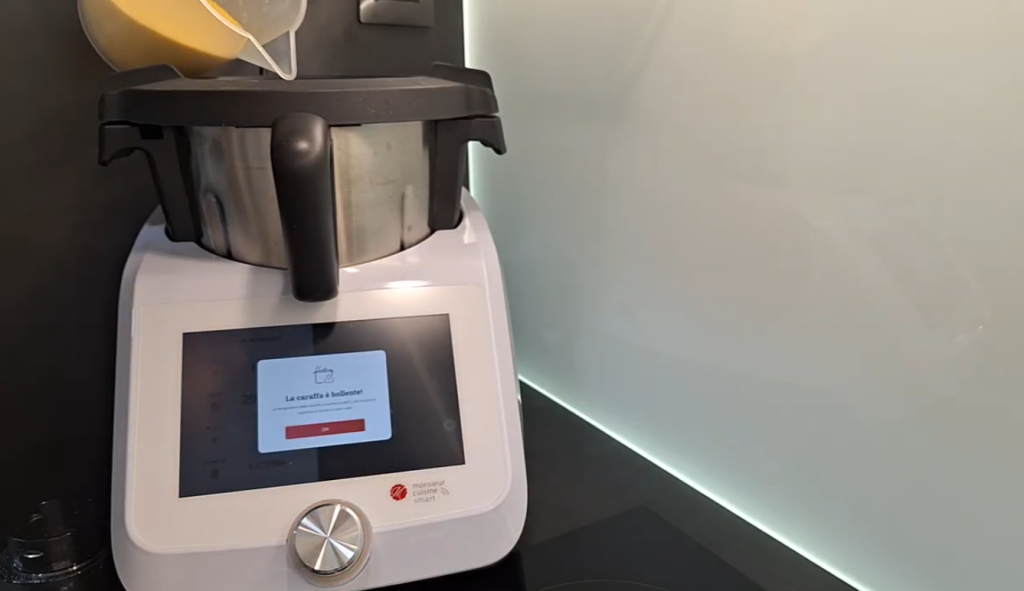 Adição da farinha de milho dentro do Monsieur cuisine smart em movimento