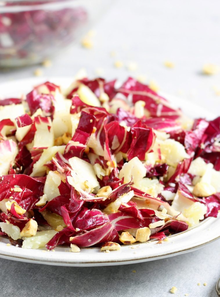 Salada de radicchio e pera com lascas de pecorino: o contraste que conquista