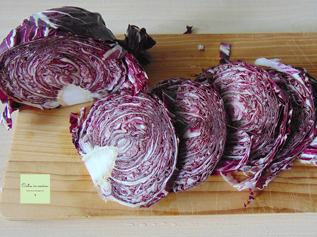 radicchio em bola cortado