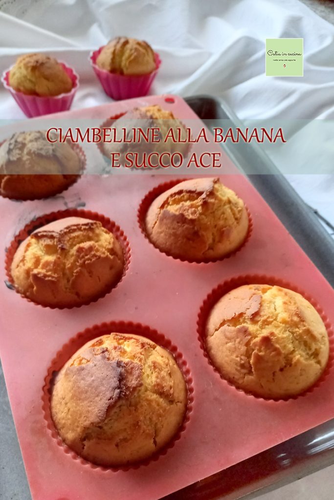 rosquinhas de banana e suco ace recém-assadas