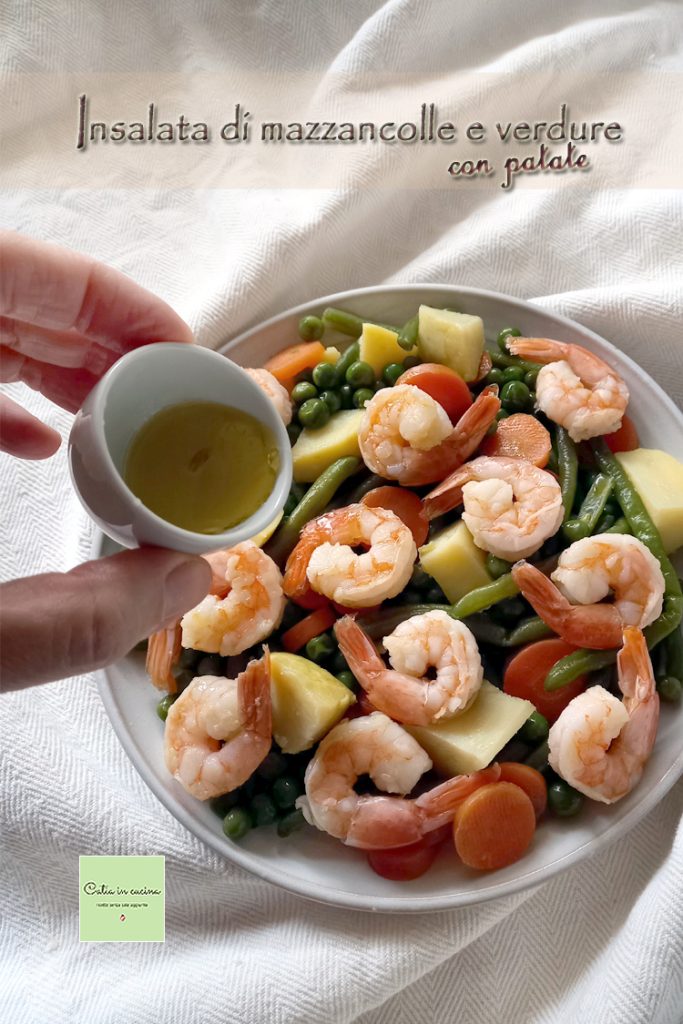 salada de camarões e legumes com batatas