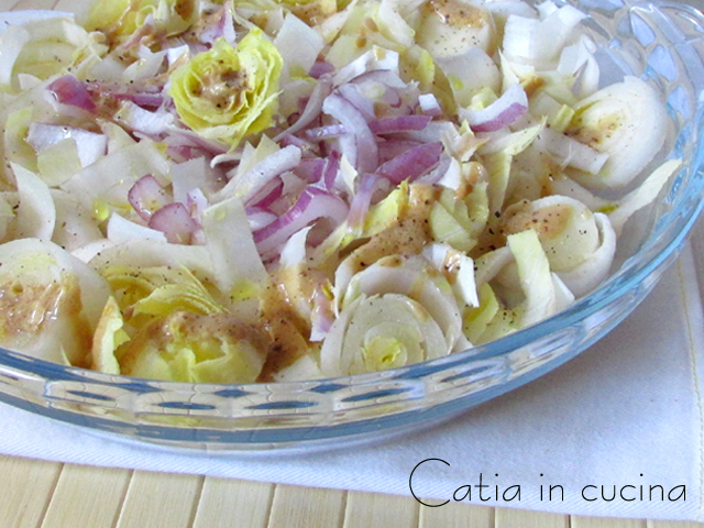 salada de chicória e cebola roxa