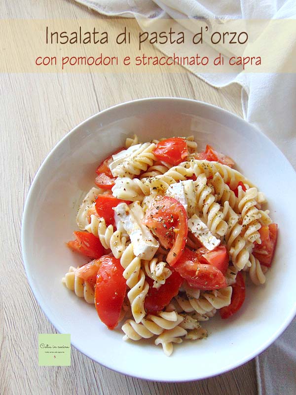 salada de macarrão de cevada com tomates e stracchinato