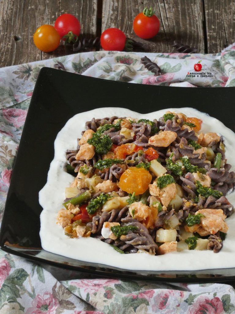 salada de massa venere com legumes, salmão e burrata