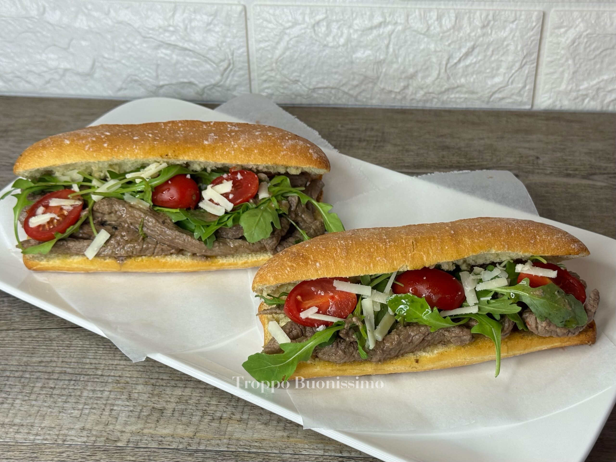 Sanduíches rápidos com tiras de carne, rúcula, tomatinhos e Parmesão