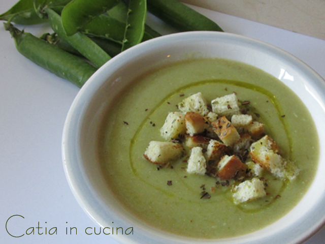 sopa cremosa com vagens de ervilha