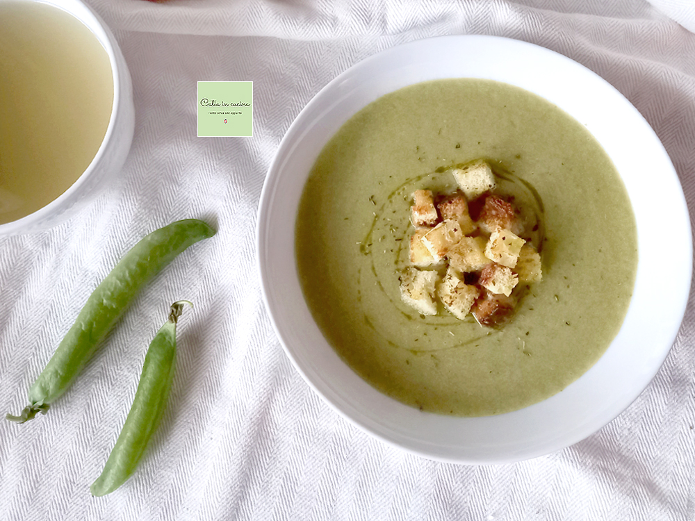 Sopa cremosa com vagens de ervilha com croutons de orégano