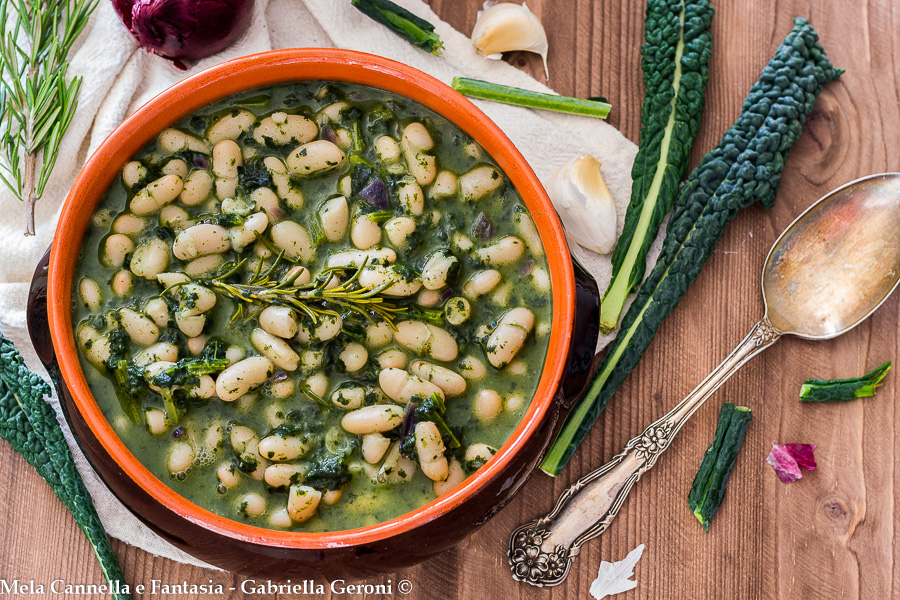 Sopa de feijão cannellini e couve toscana fácil e rápida