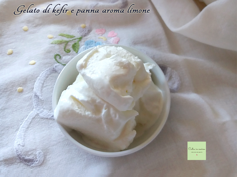 Sorvete de kefir e creme de leite com aroma de limão