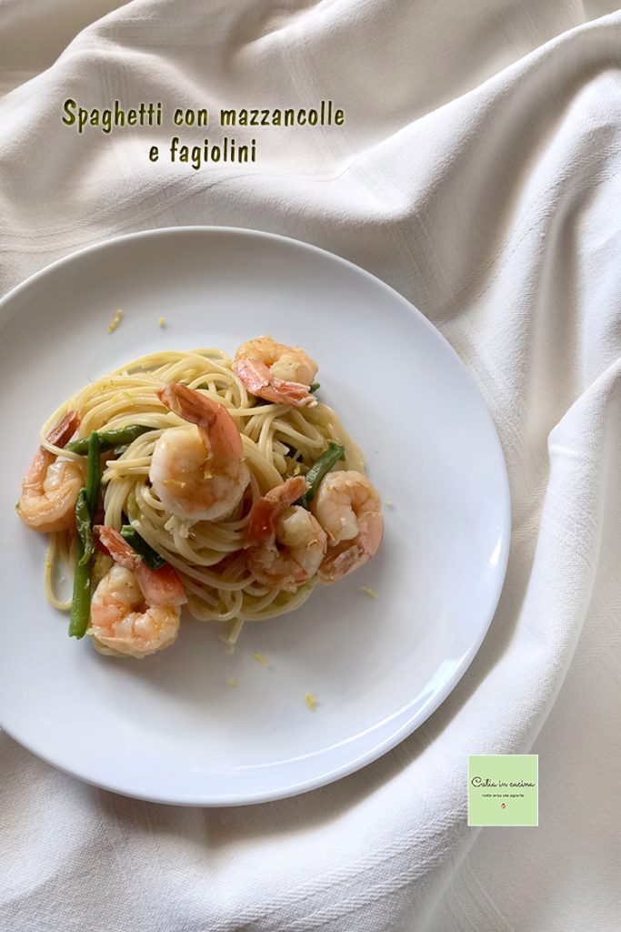 spaghetti com camarões e vagens