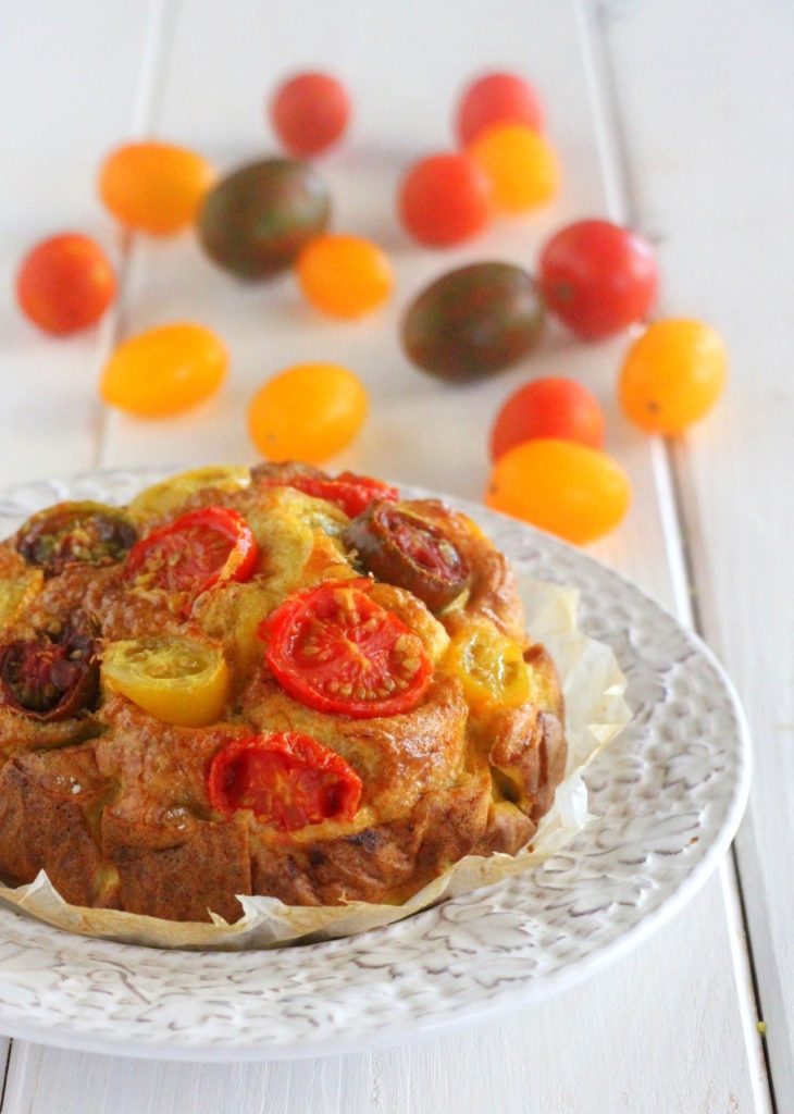 Omelete de batatas e tomatinhos assados