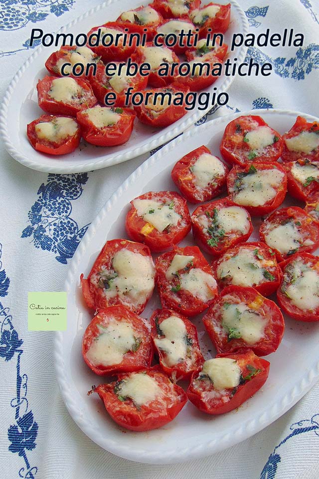 tomatinhos cozidos na frigideira com ervas aromáticas e queijo