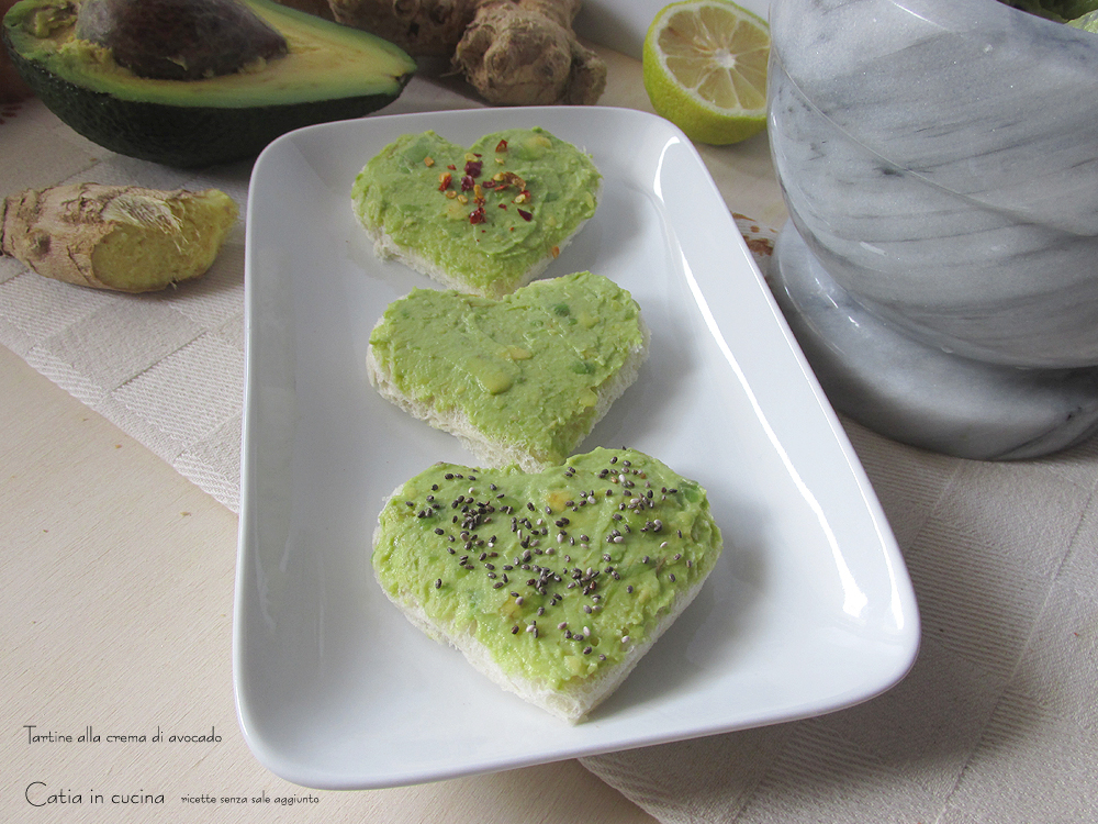 Torradas com creme de abacate e iogurte