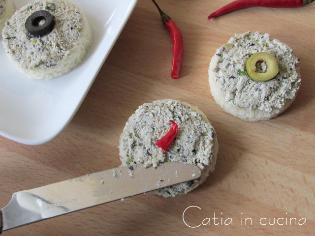 torradas com patê de tofu e azeitonas