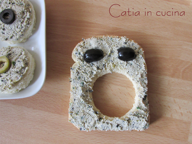 torradas com patê de tofu e azeitonas