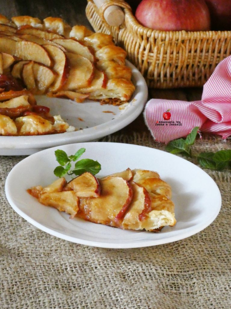 torta folhada com geleia e maçãs fatia