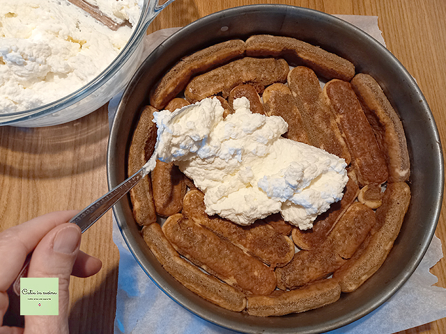 cobrir a base de café com o creme de ricotta