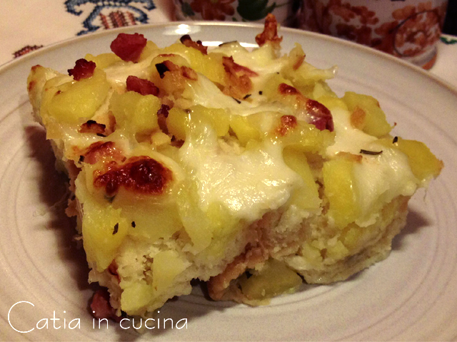 Torta de pão duro com batatas, mussarela e bacon defumado