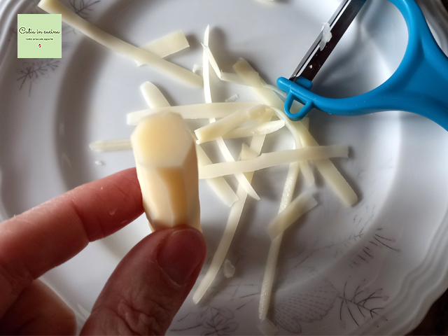 arredondar os palitos de queijo com o descascador