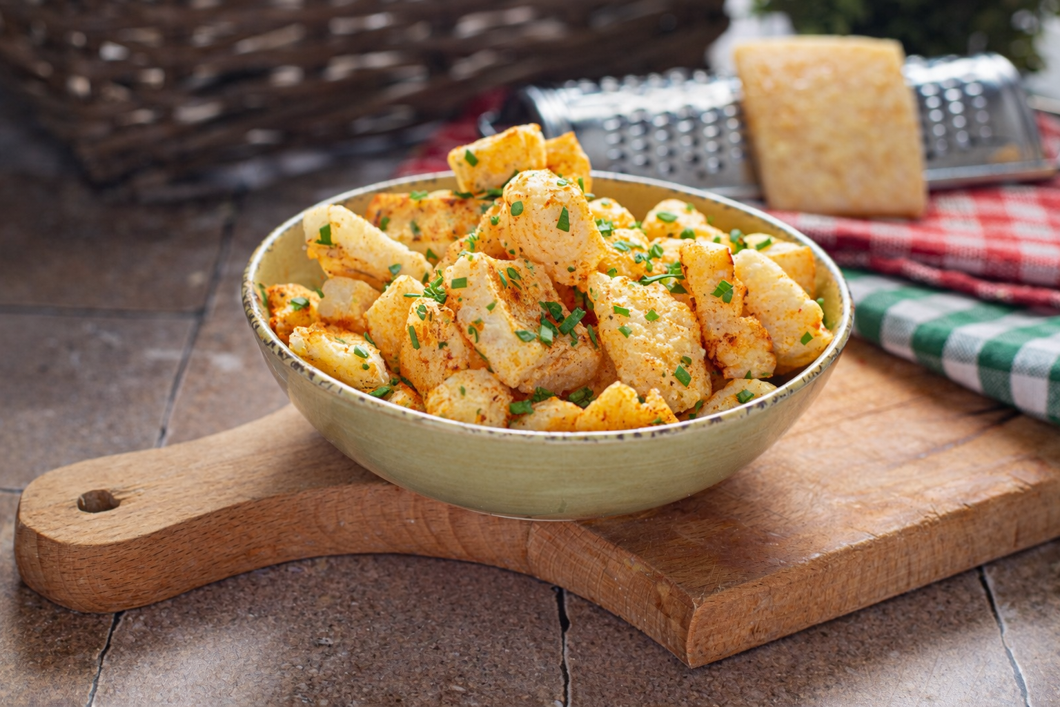 Cascas de parmesão no micro-ondas: a receita zero desperdício que você não conhecia