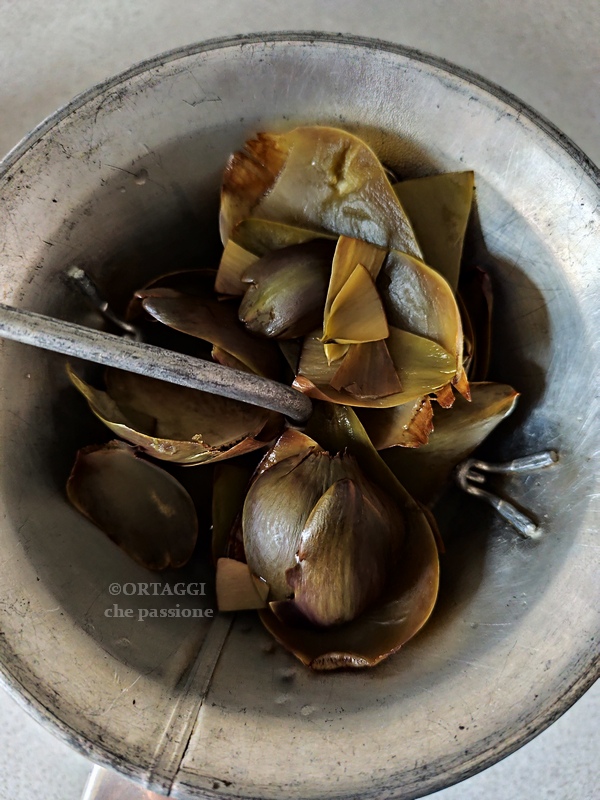 passar as folhas de alcachofra cozidas no moinho de legumes