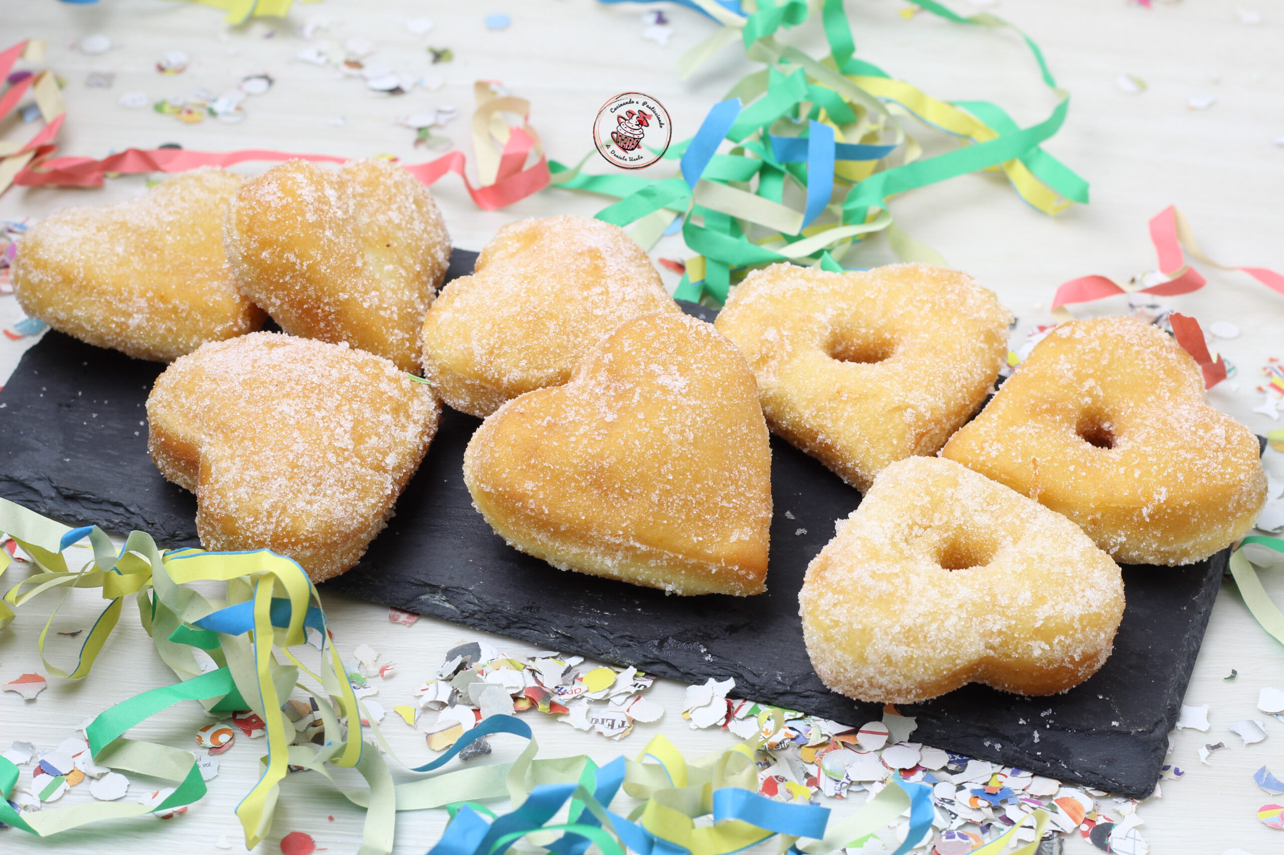 Rosquinhas fritas em forma de coração macias e perfumadas – receita perfeita para carnaval e Dia dos Namorados