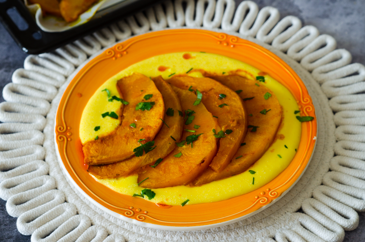 Abóbora assada com molho de ovos e queijo