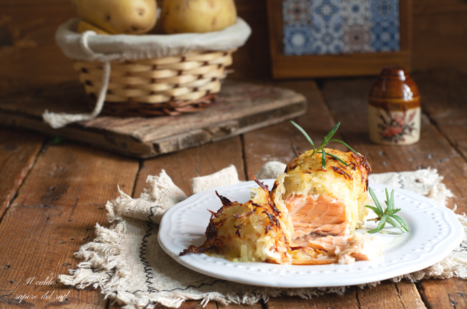 Salmão assado com crosta de batatas