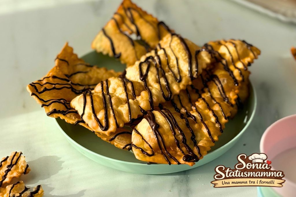 Bandeja de chiacchiere de Carnaval crocantes com bolhas, decoradas com cobertura de chocolate amargo 1