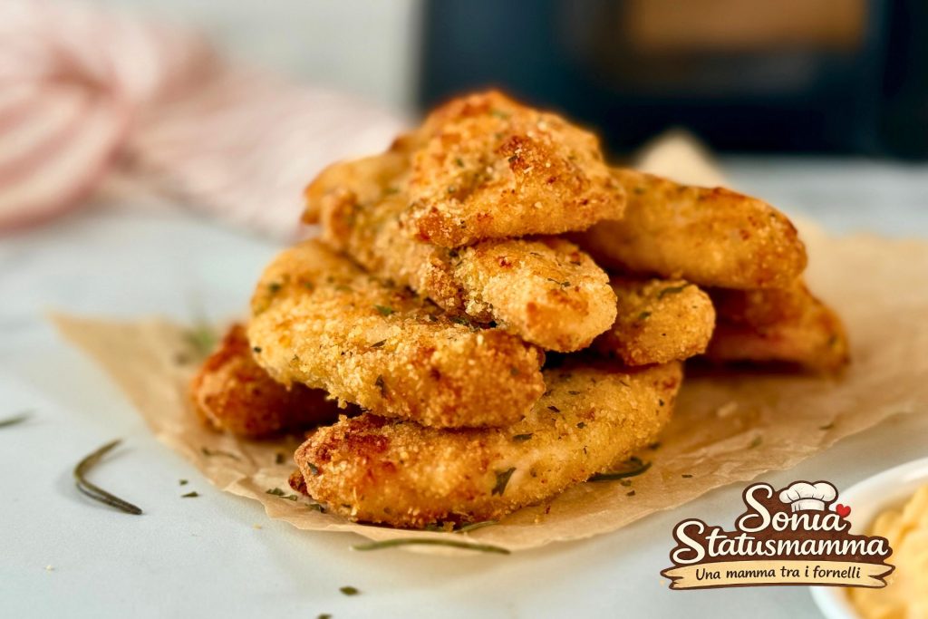 Bandeja de contra-filés de frango crocantes cozidos na fritadeira a ar sem ovos, dourados e suculentos