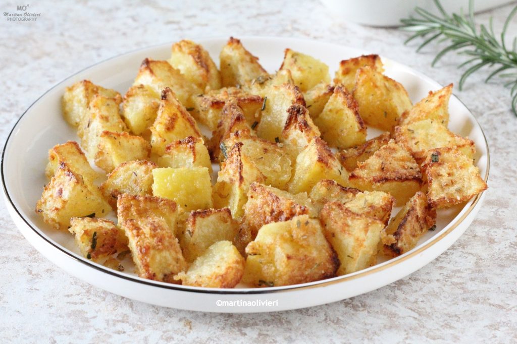 Batatas crocantes na fritadeira elétrica de ar quente