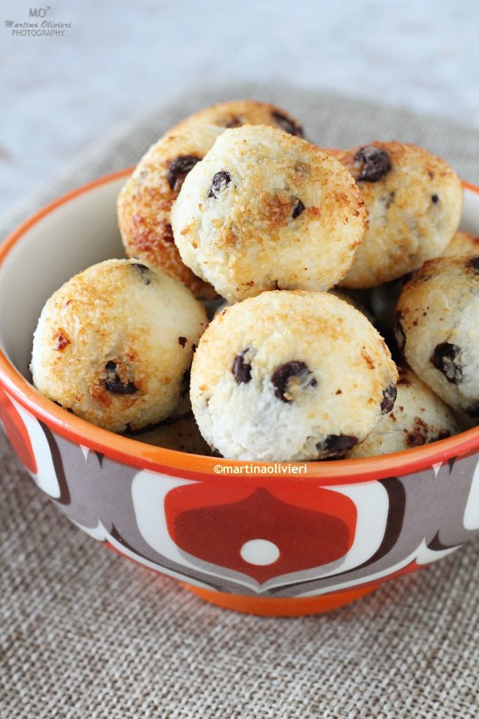 Bolinhas de coco, iogurte e chocolate