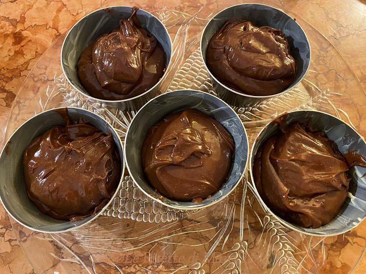 Bolinho de chocolate com coração derretido