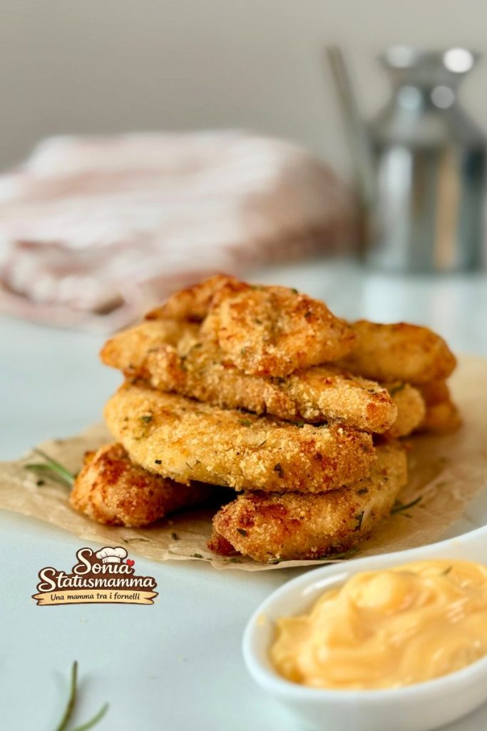 Contra-filé de frango empanado na fritadeira a ar, mostrando a crosta de pão ralado e parmesão super crocante.