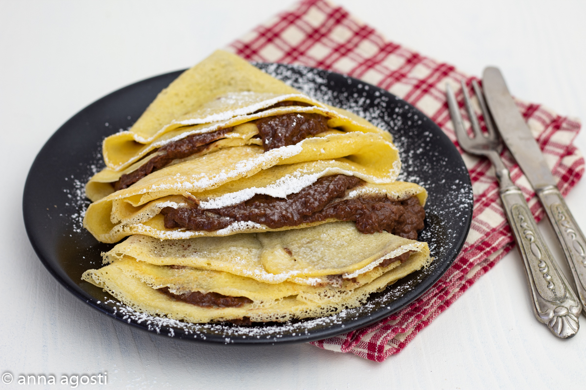 Crepes com creme de maçã e chocolate