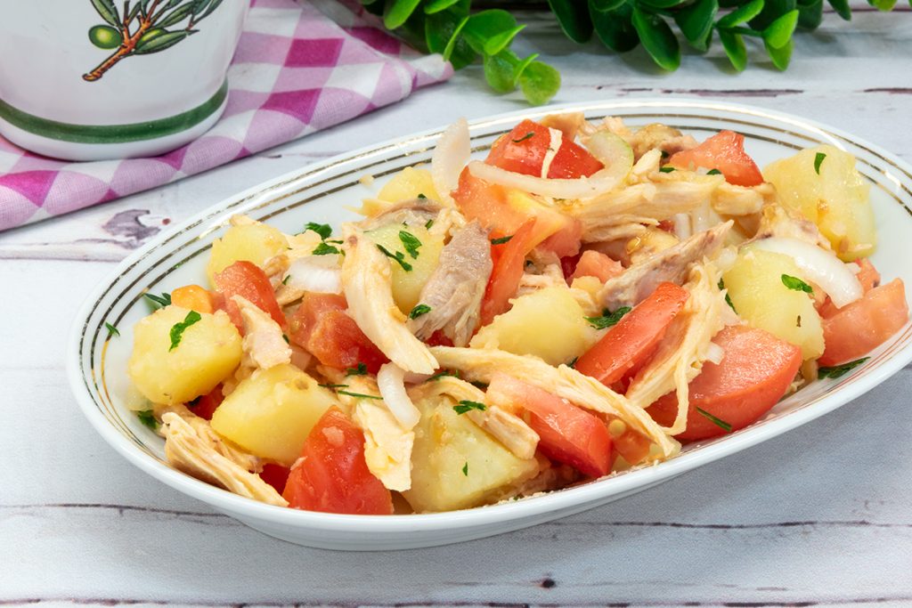 Salada de frango com batatas e tomates