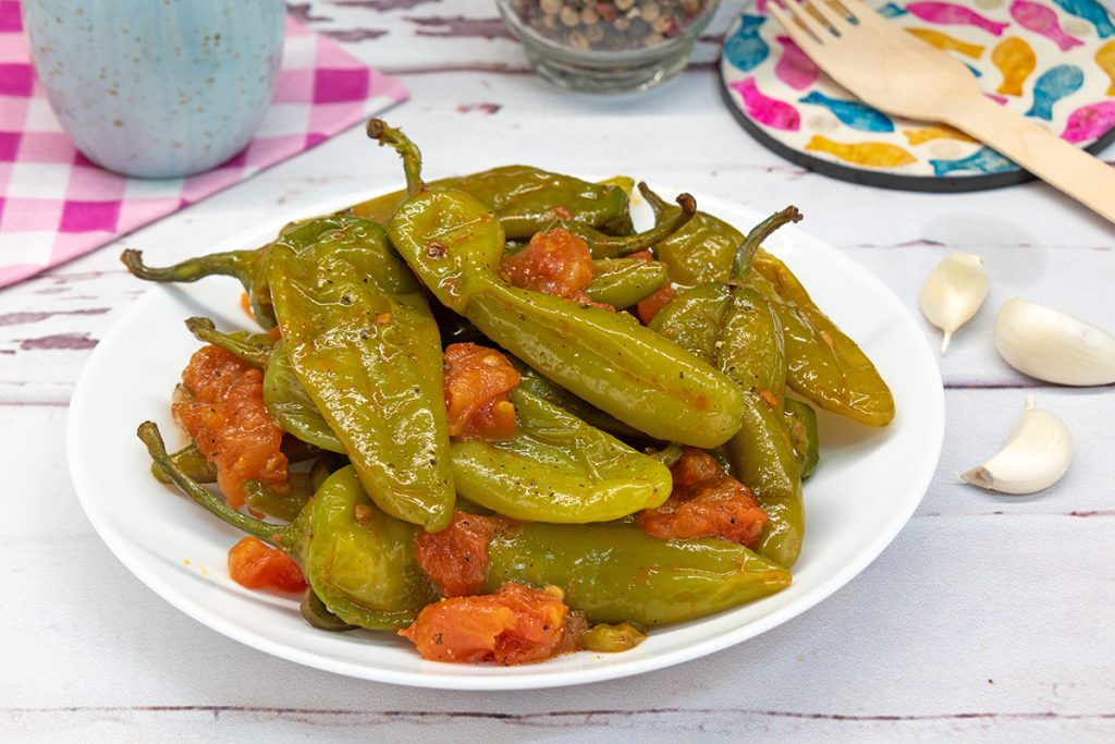 Friggitelli na frigideira com tomate fresco