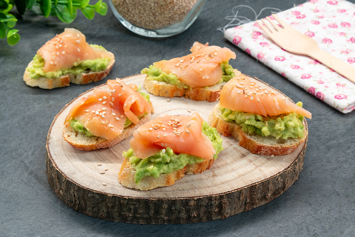 Crostini de salmão e abacate