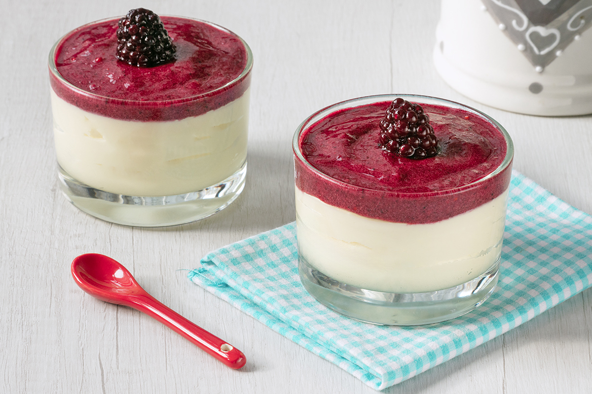 Taças de creme e frutas vermelhas