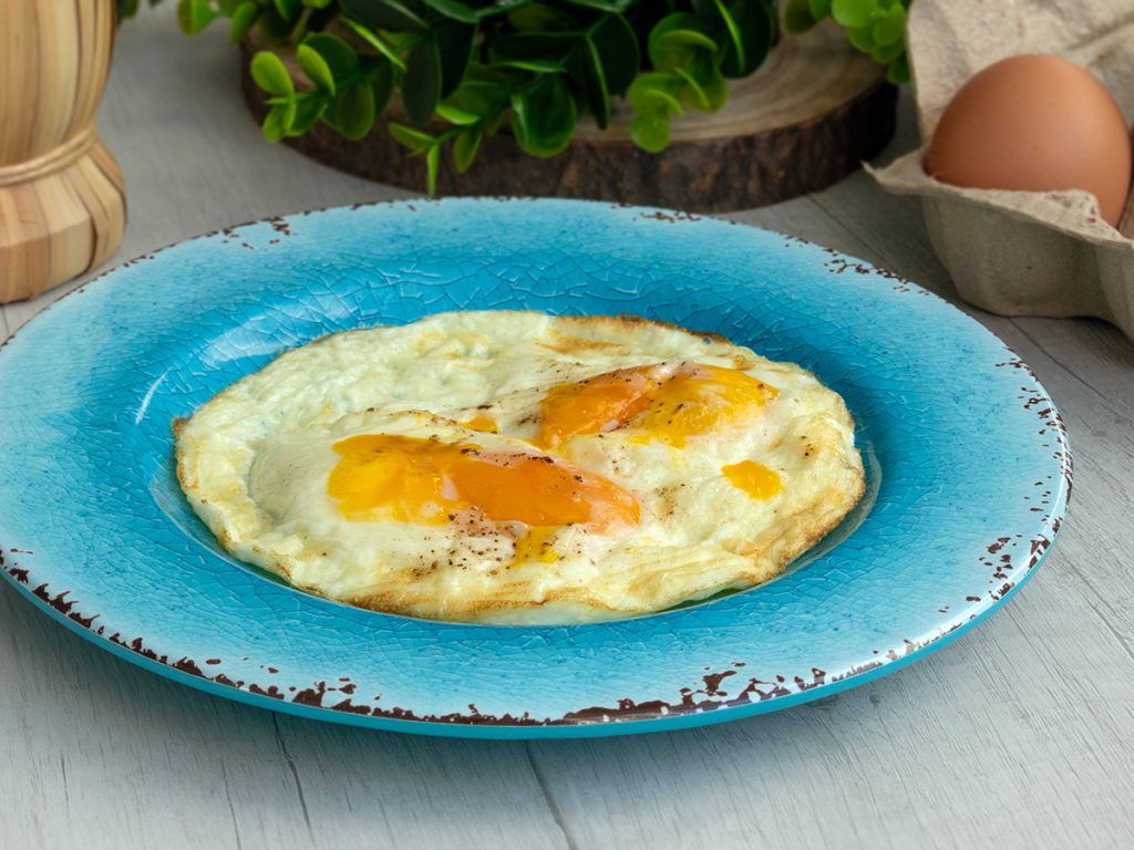 Ovos estrelados na fritadeira a ar