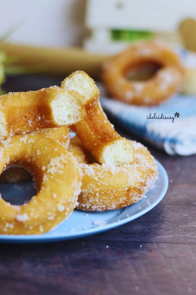 Rosquinhas fritas sem ovos fofas e açucaradas com interior macio